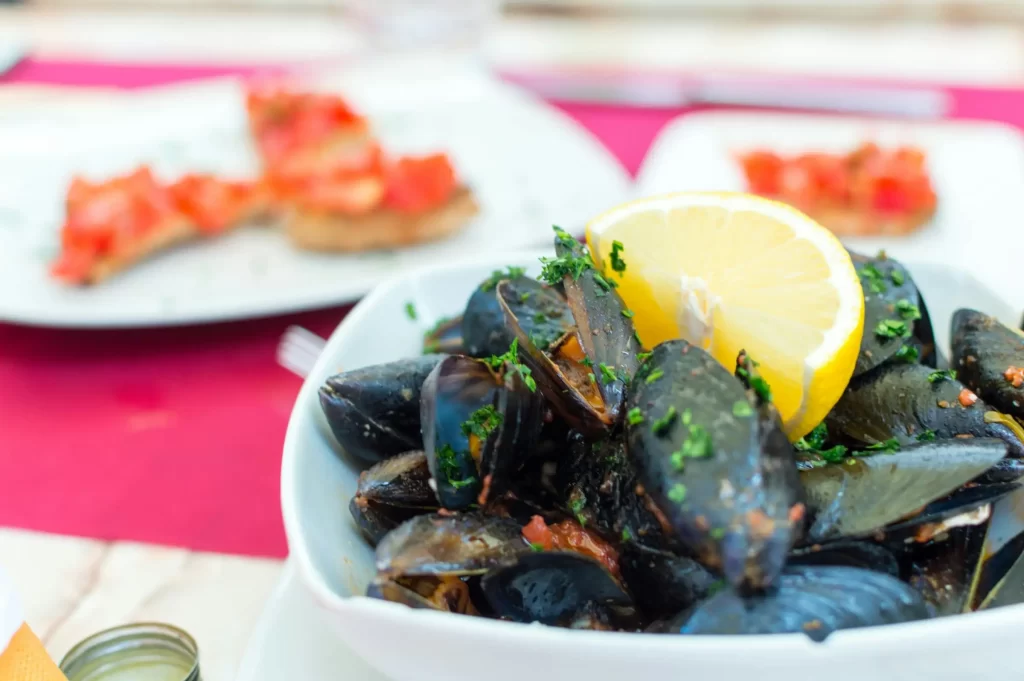 Zuppa di cozze a Napoli pietanze di pesce degustazioni locali della città consigliato dalla casa vacanze di napoli